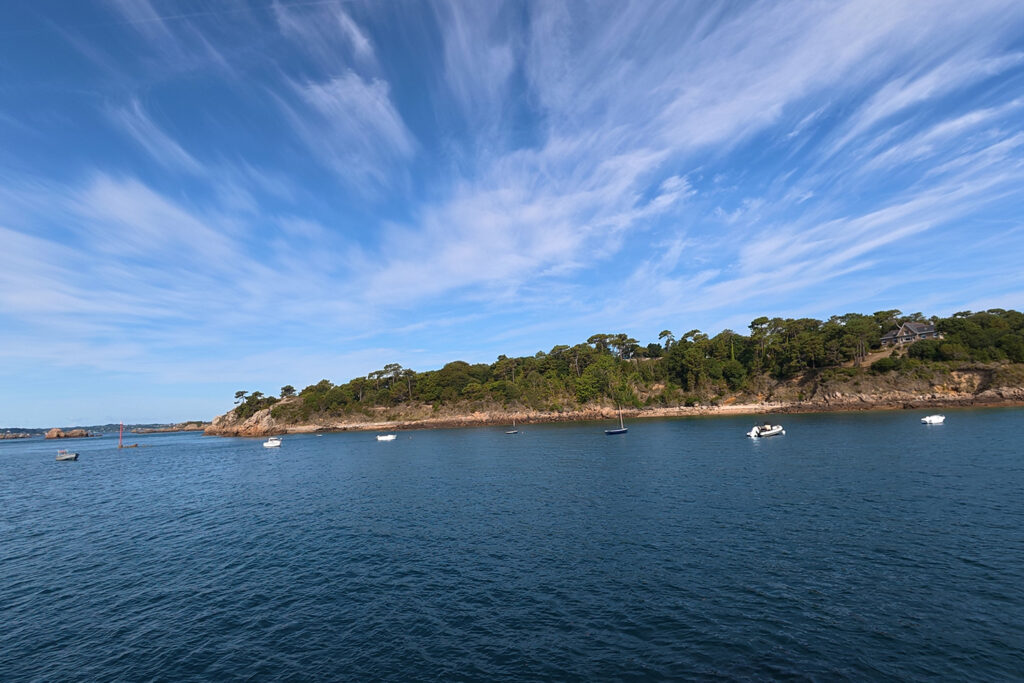 La plage du Guerzido et ses rochers rouges