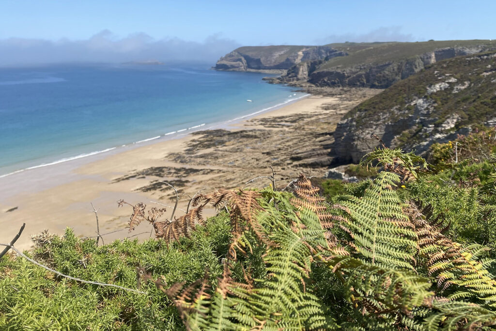 La plage de Plévenon et le phare du cap Fréhel
