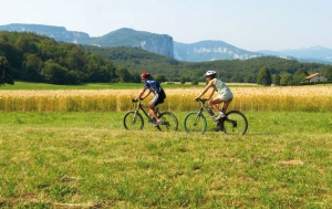 Base VTT des Coulmes-en-Vercors <p>Quatre portes d’entrée pour cette nouvelle base :base de Loisirs du Marandan,
bâtiment d’accueil communal de Rencurel,
auberge de Presles,
hôtel-restaurant Le Musée de l’eau.Du piémont à la montagne, sportifs ou contemplatifs, inconditionnels de sensations fortes ou ad ......</p><div class="more"><a href="https://ffvelo.fr/randonner-a-velo/vtt/bases-vtt/isere/coulmes-en-vercors/" target="_blank" title="Base VTT des Coulmes-en-Vercors" >Lire la suite</a></div>
