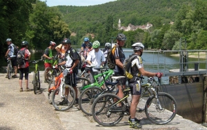 Domaine d’Auzole <p>Le Quercy est un pays de Causses et de rivières où se succèdent de grands plateaux calcaires à l’austère beauté et de riantes vallées aux ruisseaux ombragés. Cet environnement extraordinaire au climat privilégié a toujours attiré les hommes. De la préhistoire à nos jours, ils se ......</p><div class="more"><a href="https://ffvelo.fr/randonner-a-velo/vtt/bases-vtt/lot/domaine-auzole/" target="_blank" title="Domaine d’Auzole" >Lire la suite</a></div>