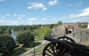 Base VTT Navarraise en Béarn des Gaves <p>Le Béarn des Gaves, dans les Pyrénées-Atlantiques, est un vaste territoire entre Pau et Biarritz, qui doit son nom à la présence de plusieurs gaves et notamment celui d’Oloron qui le traverse dans toute sa longueur. Navarrenx et ses remparts, ville bastionnée chargée d’his ......</p><div class="more"><a href="https://ffvelo.fr/randonner-a-velo/vtt/bases-vtt/pyrenees-atlantiques/navarrenx-en-bearn-des-gaves/" target="_blank" title="Base VTT Navarraise en Béarn des Gaves" >Lire la suite</a></div>