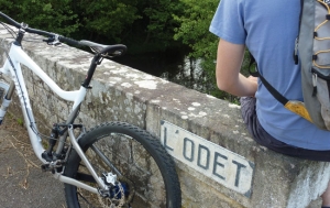 Vallée de l’Odet <p>Du centre historique de Quimper aux marais de Mousterlin à Fouesnant, en passant par l’arrière-pays plus vallonné, les 350 kilomètres de parcours VTT balisés vous feront découvrir le pays de l’Odet. Cette rivière, emblématique du territoire, est tour à tour sauvage au Nord, bucolique ......</p><div class="more"><a href="https://ffvelo.fr/randonner-a-velo/vtt/bases-vtt/finistere/vallee-de-lodet/" target="_blank" title="Vallée de l’Odet" >Lire la suite</a></div>