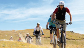 Les Villages Clubs du Soleil <p>Bienvenue à Montgenèvre, station en pleine montagne, à cheval entre la France et l’Italie ! Le village-club est le point de départ pour de nombreuses randonnées d’exception : découverte d’un vallon glaciaire, bascule sur le Piémont italien, retour aux sources de la Durance… Vous ......</p><div class="more"><a href="https://ffvelo.fr/randonner-a-velo/vtt/bases-vtt/hautes-alpes/village-club-du-soleil/" target="_blank" title="Les Villages Clubs du Soleil" >Lire la suite</a></div>