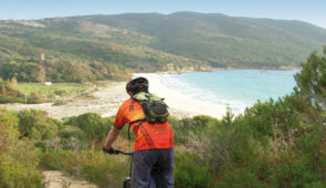 U Taravu Corse du Sud <p>Situé dans le golfe du Valinco en Corse du Sud, à 20 minutes de Propriano, U Taravu (le Taravo) tient son nom du fleuve qui prend sa source dans la forêt de San-Petru-Di-Verdi, au col de Verde. Le Taravo a creusé une vallée de 60 kilomètres de long sur 8 kilomètres de large pour ......</p><div class="more"><a href="https://ffvelo.fr/randonner-a-velo/vtt/bases-vtt/corse/u-taravu-corse-du-sud/" target="_blank" title="U Taravu Corse du Sud" >Lire la suite</a></div>