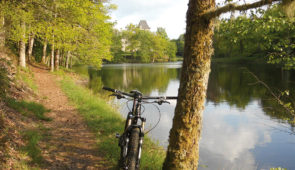 Base VTT du domaine de Sédières <p>Le Pays de l’eau, de la forêt, de la lande et des pierres centenaires, la Corrèze offre une mosaïque de paysages liés par une même splendeur. Généreuse, elle sait accueillir les visiteurs en quête de nature et de bien-être. Dans cet écrin de verdure, la Base VTT du Domaine de Sé ......</p><div class="more"><a href="https://ffvelo.fr/randonner-a-velo/vtt/bases-vtt/correze/domaine-de-sedieres/" target="_blank" title="Base VTT du domaine de Sédières" >Lire la suite</a></div>