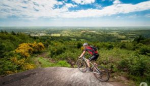 Base VTT de la forêt de Brocéliande <p>Au cœur de la Bretagne (30 min de Rennes), la base VTT de la forêt de Brocéliande vous permet d’accéder à près de 300 kilomètres de sentiers balisés depuis deux lieux de départs principaux : le lac de Trémelin à Iffendic, site naturel entre lac et forêt, où vous trouverez des activité ......</p><div class="more"><a href="https://ffvelo.fr/randonner-a-velo/vtt/bases-vtt/ille-et-vilaine/tremelin/" target="_blank" title="Base VTT de la forêt de Brocéliande" >Lire la suite</a></div>