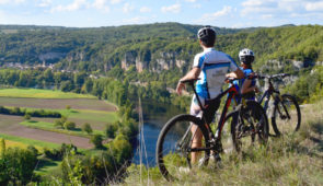 Domaine du Mas de Saboth **** <p>
Le Lot se caractérise par ses Causses et ses 3 Vallées : Lot, Dordogne et Célé. Il est jalonné de grands sites et de beaux villages en pierres. L’homme et la nature ont laissés leurs empreintes dans de nombreuses grottes. A vélo ou en Rando, le naturel et l’authenticité du Lot s ......</p><div class="more"><a href="https://ffvelo.fr/randonner-a-velo/vtt/bases-vtt/lot/domaine-du-mas-de-saboth/" target="_blank" title="Domaine du Mas de Saboth ****" >Lire la suite</a></div>