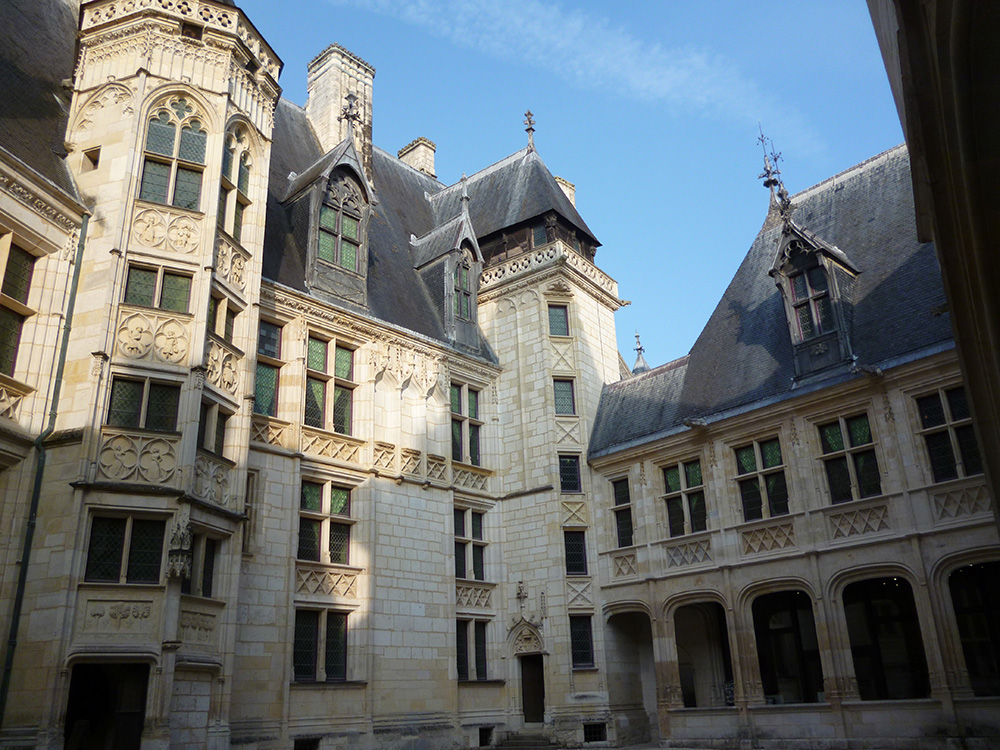 La cour intérieure du palais Jacques Coeur.