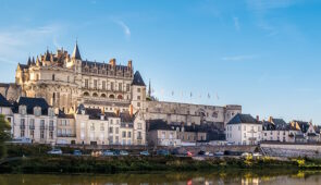 <p>De Nevers à Saint-Brévin, la Loire, inscrite au patrimoine mondial de l’Unesco, vous invitera à découvrir ses richesses patrimoniales et naturelles ainsi que ses nombreux châteaux et se ......</p><div class="more"><a href="https://ffvelo.fr/randonner-a-velo/ou-quand-pratiquer/sejours-et-voyages/la-loire-a-velo-3/" target="_blank" title="La Loire à vélo" >Lire la suite</a></div>