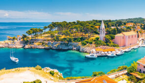 <p>Il reste plus que 2 places disponibles : soit pour 2 femmes, 2 hommes, ou un couple. Ne tardez pas à réserver !
PERLE DE L’ADRIATIQUE
Au départ d’Umag, vous passerez par l’arrière ......</p><div class="more"><a href="https://ffvelo.fr/randonner-a-velo/ou-quand-pratiquer/sejours-et-voyages/croatie/" target="_blank" title="CROATIE" >Lire la suite</a></div>