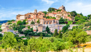 <p>Nichée aux portes de l’Italie, Menton bénéficie d’un climat particulièrement agréable toute l’année. Sa végétation luxuriante, ses jardins exotiques, ses plages et sa vieille ville en f ......</p><div class="more"><a href="https://ffvelo.fr/randonner-a-velo/ou-quand-pratiquer/sejours-et-voyages/menton-perle-de-la-france-2025/" target="_blank" title="MENTON, PERLE DE LA FRANCE" >Lire la suite</a></div>