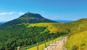 <p>Lors de ce parcours dans le Cantal, un des plus beaux départements de France, entre Sancy et Puy- Mary, vous pédalerez loin des tumultes de la circulation automobile sur de petites rout ......</p><div class="more"><a href="https://ffvelo.fr/randonner-a-velo/ou-quand-pratiquer/sejours-et-voyages/le-parc-regional-des-volcans-dauvergne-2025/" target="_blank" title="LE PARC RÉGIONAL DES VOLCANS D’AUVERGNE" >Lire la suite</a></div>