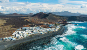 <p>◗ SUR LA ROUTE DES VOLCANS
À partir d’Arrecife vous explorez Lanzarote à votre rythme à travers six circuits empruntant routes sinueuses et pistes sauvages. Entre paysages volcaniques a ......</p><div class="more"><a href="https://ffvelo.fr/randonner-a-velo/ou-quand-pratiquer/sejours-et-voyages/ile-des-canaries/" target="_blank" title="ESPAGNE – LANZAROTE" >Lire la suite</a></div>