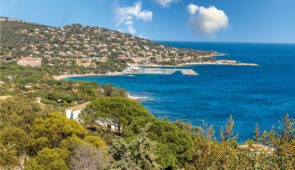 <p>Partez à la découverte d’un itinéraire d’exception où petits chemins, pistes cyclables et l’EuroVelo 8 vous mèneront à travers des paysages saisissants. Vous découvrirez Salernes et son ......</p><div class="more"><a href="https://ffvelo.fr/randonner-a-velo/ou-quand-pratiquer/sejours-et-voyages/un-printemps-a-roquebrune-2026/" target="_blank" title="UN PRINTEMPS À ROQUEBRUNE" >Lire la suite</a></div>