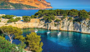 <p>Par de petites routes touristiques, vous roulerez chaque jour sur des itinéraires différents aux couleurs de la Provence. Plusieurs lieux légendaires seront au rendez-vous : le massif d ......</p><div class="more"><a href="https://ffvelo.fr/randonner-a-velo/ou-quand-pratiquer/sejours-et-voyages/entre-massifs-et-cote-dazur-2026/" target="_blank" title="ENTRE MASSIFS ET CÔTE D’AZUR" >Lire la suite</a></div>