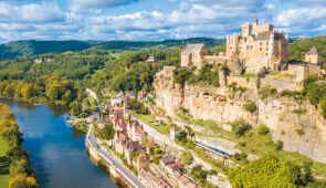 <p>Laissez-vous séduire par ce séjour au départ de Montignac, charmante commune située au cœur du Périgord noir. Vous partirez à la découverte d’un territoire chargé d’histoire et de beaut ......</p><div class="more"><a href="https://ffvelo.fr/randonner-a-velo/ou-quand-pratiquer/sejours-et-voyages/de-la-vallee-vezere-au-perigord-noir-2026/" target="_blank" title="DE LA VALLÉE VÉZÈRE AU PÉRIGORD NOIR" >Lire la suite</a></div>