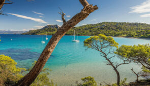 <p>Partez à la découverte d’un cadre unique entre mer et collines, à travers des itinéraires emblématiques du littoral varois. À seulement cinq minutes de la plage de Pampelonne et 10 km d ......</p><div class="more"><a href="https://ffvelo.fr/randonner-a-velo/ou-quand-pratiquer/sejours-et-voyages/les-tresors-caches-du-littoral-varois-2026/" target="_blank" title="LES TRÉSORS CACHÉS DU LITTORAL VAROIS" >Lire la suite</a></div>