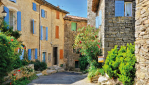 <p>Les Maures, « Lei Mauro » en provençal, littéralement la montagne noire, surprend par sa rudesse. Ce massif doit probablement son nom à la couleur sombre de ses roches et de ses forêts. ......</p><div class="more"><a href="https://ffvelo.fr/randonner-a-velo/ou-quand-pratiquer/sejours-et-voyages/les-chataigneraies-des-maures-2026/" target="_blank" title="LES CHÂTAIGNERAIES DES MAURES" >Lire la suite</a></div>