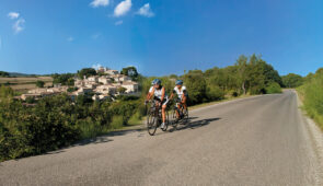 <p>Céreste, petit village au cœur du Parc naturel régional du Luberon, vous parcourrez à vélo les petites routes d’une Provence authentique. Entre gorges, collines, pinèdes, chênaies, vign ......</p><div class="more"><a href="https://ffvelo.fr/randonner-a-velo/ou-quand-pratiquer/sejours-et-voyages/bonheurs-provencaux-2026/" target="_blank" title="BONHEURS PROVENÇAUX" >Lire la suite</a></div>