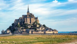 <p>Partez à vélo sur un itinéraire enchanteur, empruntant de petites routes paisibles qui serpentent à travers bocages verdoyants, villages de caractère et paysages fascinants. Vous découv ......</p><div class="more"><a href="https://ffvelo.fr/randonner-a-velo/ou-quand-pratiquer/sejours-et-voyages/la-baie-du-mont-saint-michel-et-son-arriere-pays-2026/" target="_blank" title="LA BAIE DU MONT-SAINT-MICHEL" >Lire la suite</a></div>