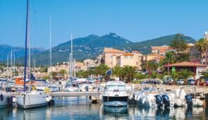<p>Propriano, située entre Bonifacio et Ajaccio sur la côte ouest de la Corse, réunit les plus belles plages de la Méditerranée, des criques époustouflantes et un maquis luxuriant. À vélo, ......</p><div class="more"><a href="https://ffvelo.fr/randonner-a-velo/ou-quand-pratiquer/sejours-et-voyages/les-randonnees-du-valinco-2026/" target="_blank" title="LES RANDONNÉES DU VALINCO" >Lire la suite</a></div>