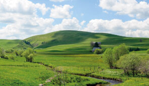 <p>Ce séjour s’adresse aux passionnés de vélo souhaitant découvrir la diversité des paysages et la richesse du patrimoine régional. Vous emprunterez un itinéraire inédit à travers les douz ......</p><div class="more"><a href="https://ffvelo.fr/randonner-a-velo/ou-quand-pratiquer/sejours-et-voyages/2e-tour-de-la-region-auvergne-rhone-aples-2026/" target="_blank" title="2E TOUR DE LA RÉGION AUVERGNE-RHÔNE-APLES" >Lire la suite</a></div>
