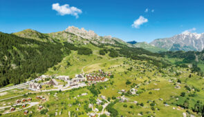 <p>Au cœur du Parc national des Écrins, perché à 1 560 m d’altitude, plongez dans un paysage grandiose où se mêlent sommets impressionnants et le lac de Serre-Ponçon. La station familiale  ......</p><div class="more"><a href="https://ffvelo.fr/randonner-a-velo/ou-quand-pratiquer/sejours-et-voyages/le-balcon-des-ecrins-2026/" target="_blank" title="LE BALCON DES ÉCRINS" >Lire la suite</a></div>