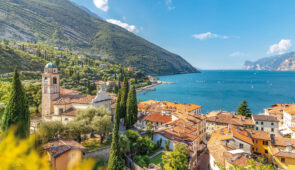 <p>Séjour avec circuit en boucle à partir de deux sites où vous découvrirez les trésors de la Vénétie, région pittoresque, riche d’histoire et d’art avec son pont médiéval, son château et  ......</p><div class="more"><a href="https://ffvelo.fr/randonner-a-velo/ou-quand-pratiquer/sejours-et-voyages/du-vignoble-de-prosecco-aux-rives-du-lac-de-garde-2026/" target="_blank" title="DU VIGNOBLE DE PROSECCO AUX RIVES DU LAC DE GARDE" >Lire la suite</a></div>