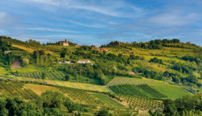 <p>Séjour avec circuits en boucle de deux sites combinant terre et mer, culture et nature, voilà ce qui vous attend ! Au programme :  trois jours dans les collines pour parcourir les route ......</p><div class="more"><a href="https://ffvelo.fr/randonner-a-velo/ou-quand-pratiquer/sejours-et-voyages/les-charmes-et-le-delices-de-la-romagne-2026/" target="_blank" title="LES CHARMES ET LE DÉLICE DE LA ROMAGNE" >Lire la suite</a></div>