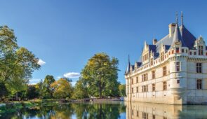 <p>Chinon, située au cœur du Parc naturel régional Loire-Anjou-Touraine, est l’endroit parfait pour les amateurs de nature, de vignobles et de patrimoine. En bordure d’une vaste forêt doma ......</p><div class="more"><a href="https://ffvelo.fr/randonner-a-velo/ou-quand-pratiquer/sejours-et-voyages/au-coeur-du-pays-chinonais-2026/" target="_blank" title="AU CŒUR DU PAYS CHINONAIS" >Lire la suite</a></div>